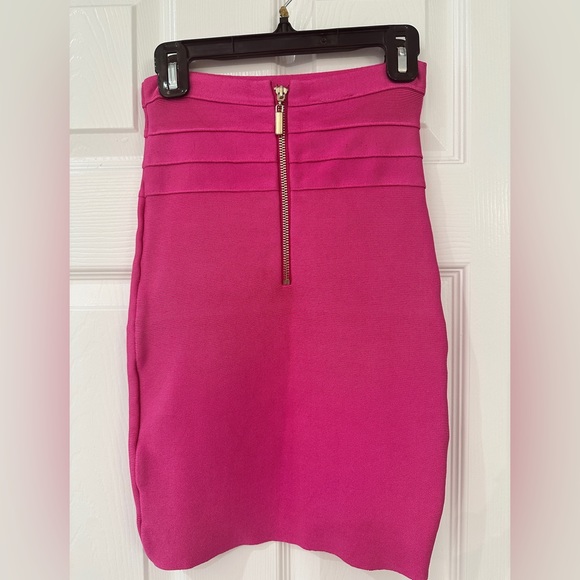 Hot pink / fuchsia colored bandage skirt with gold zipper - Picture 2 of 3